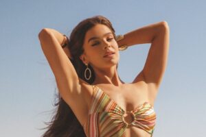 Hailee Steinfeld é flagrada com astro da NFL e reforça romance