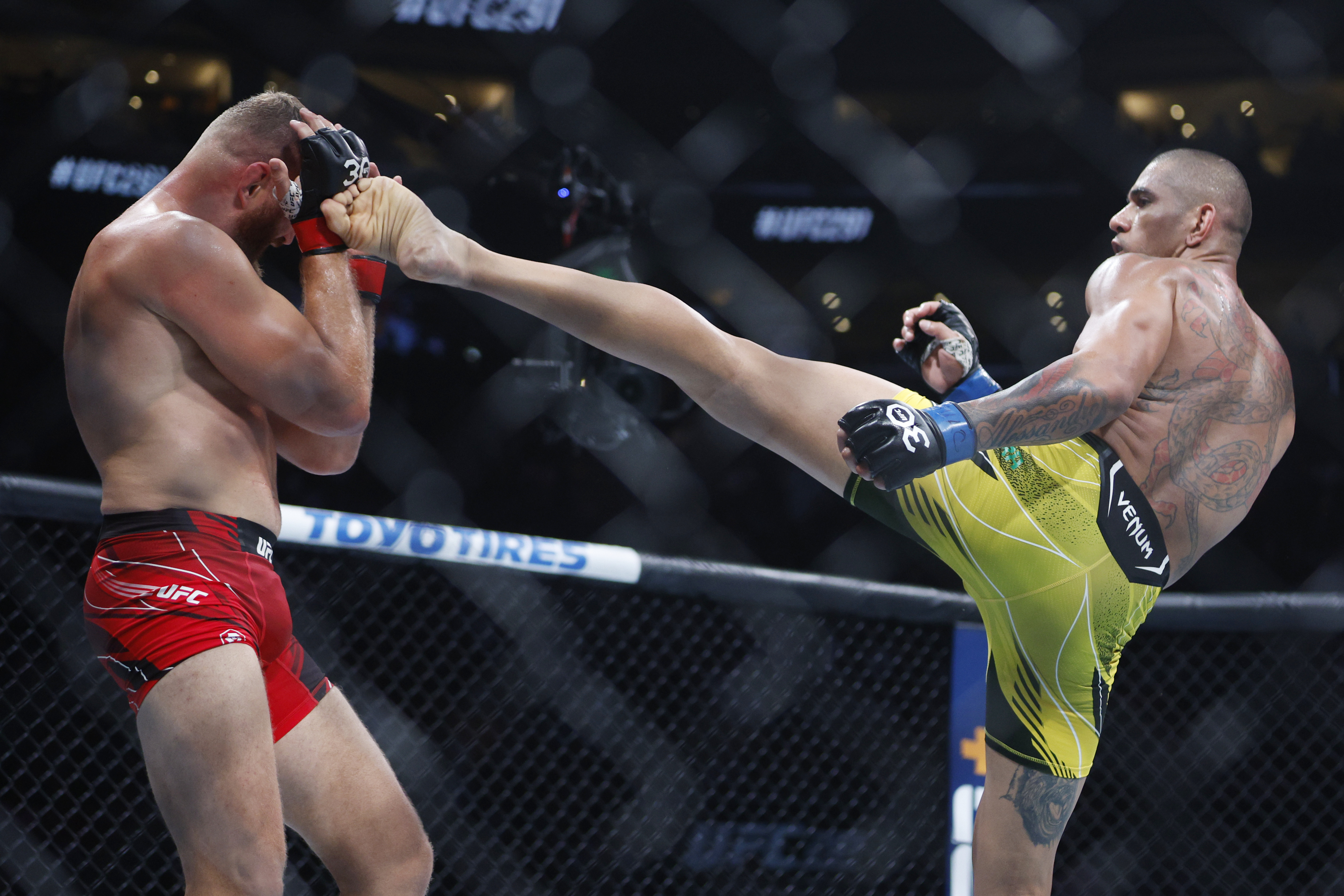 “Tenho contas a acertar”: o recado de Poatan para rival após vitória no UFC 291