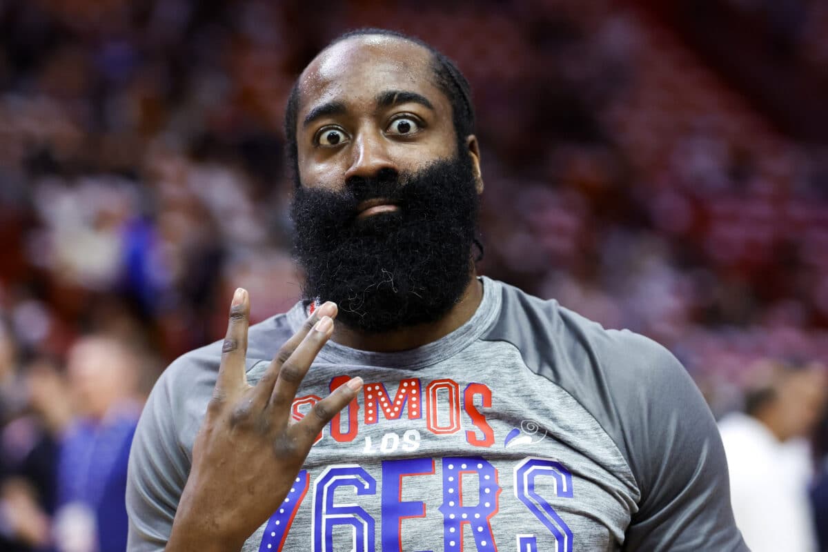 Harden é flagrado com dono do 76ers, e negociação é atualizada