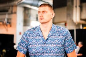 Campeão da NBA, Nikola Jokic encara situação bizarra ao não ser reconhecido