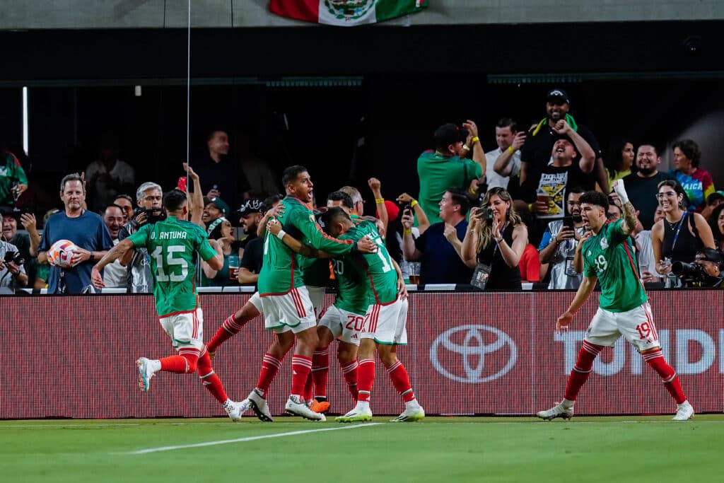 Mexicanos comemoram vitória sobre a Jamaica na semifinal da Copa Ouro. Foto: Icon sport