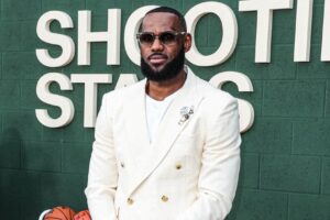 LeBron James pode jogar nos Lakers até os 50 anos, segundo treinador