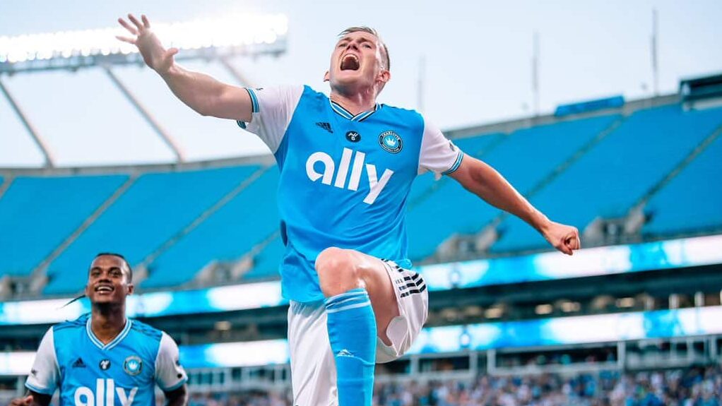 Narrador da MLS se transforma em Mickey Mouse durante grito de gol