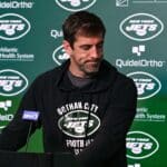 Aaron Rodgers reclama de medida tomada por NFL: &lsquo;For&ccedil;aram goela abaixo&rsquo;
