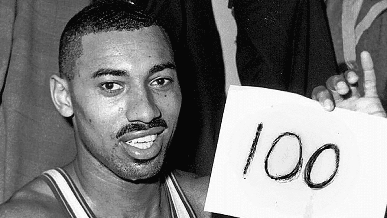 Wilt Chamberlain marca 100 pontos