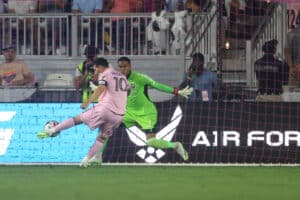 Messi faz dois, quebra tabu e Inter Miami avança para as oitavas da Leagues Cup