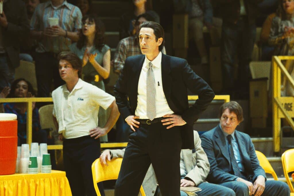 Adrien Brody como Pat Riley na série Lakers: Hora de Vencer. Foto: Divulgação/HBO