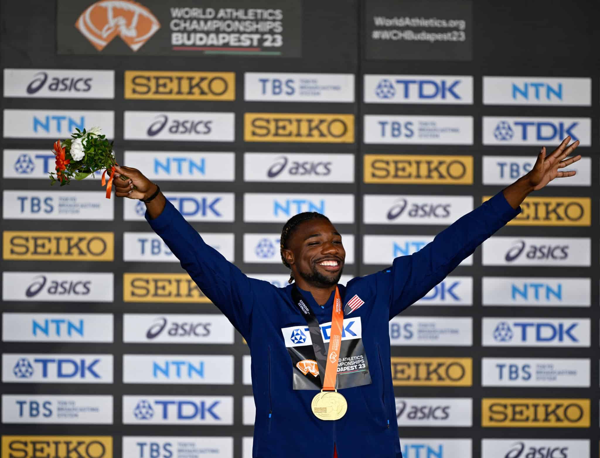 Noah Lyles zomba da seleção estadunidense de basquete após derrota no mundial