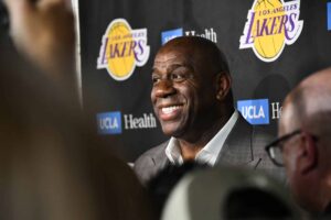 NBA: Magic Johnson desdenha ao ouvir que Curry é o melhor armador da história