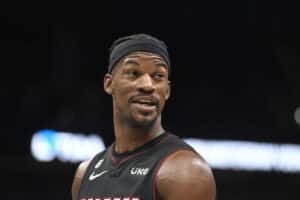 Gente como a gente: Jimmy Butler se choca com preço da gasolina nos EUA