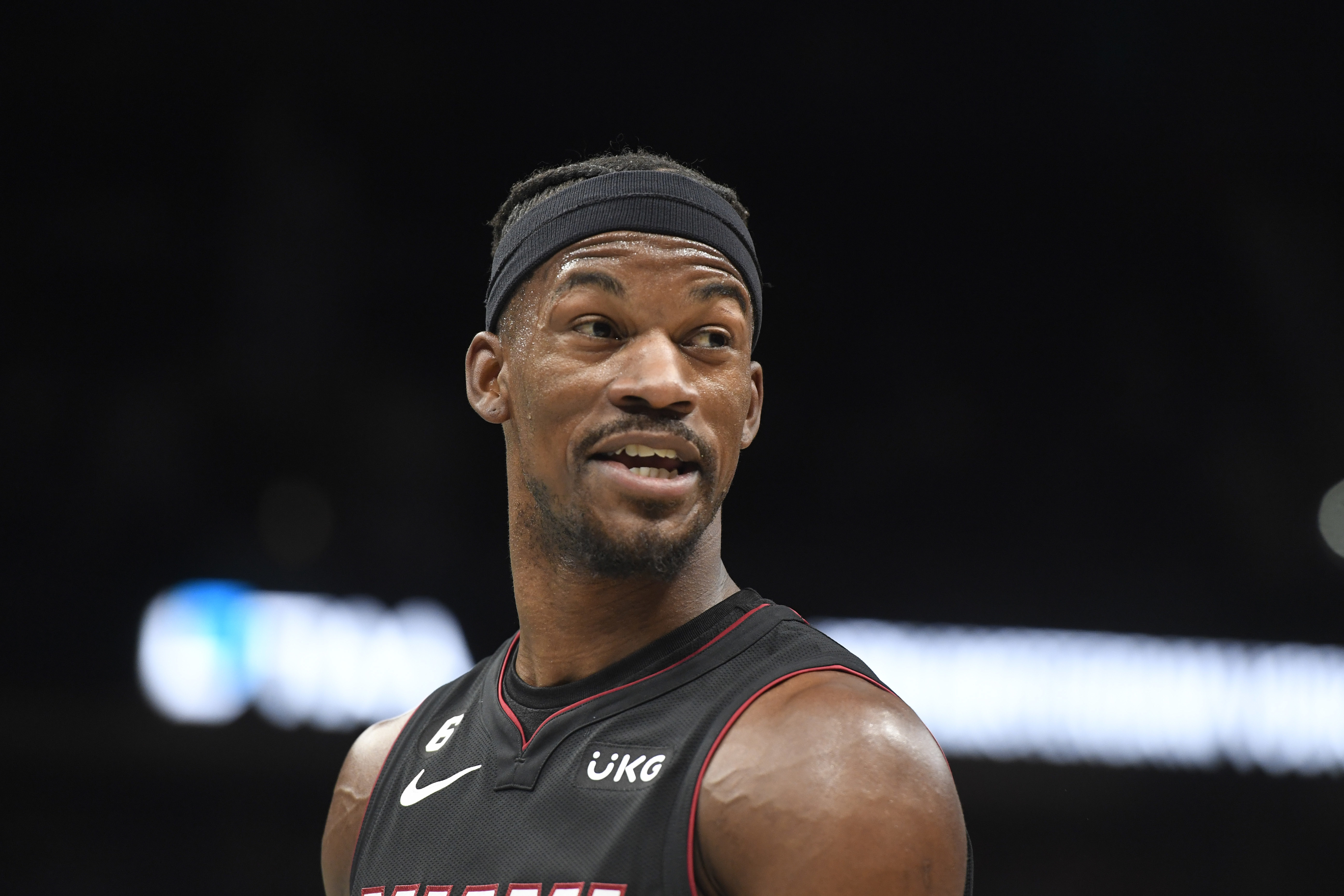 Gente como a gente: Jimmy Butler se choca com preço da gasolina nos EUA