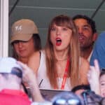 Travis Kelce deixa estádio ao lado de Taylor Swift, e até NFL comemora