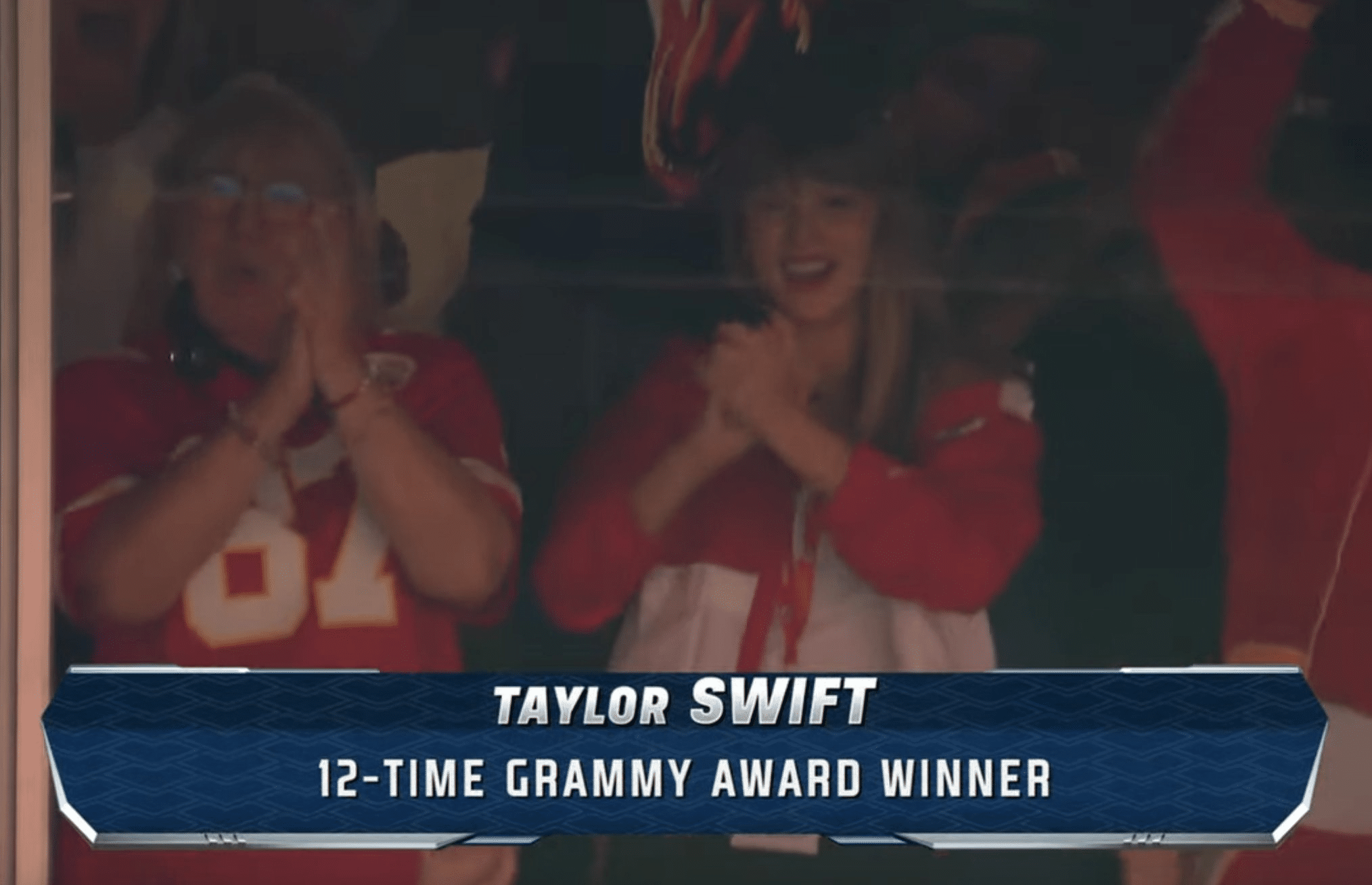 NFL: Taylor Swift assiste jogo dos Chiefs com mãe de Travis Kelce e “confirma” namoro