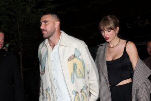 Oficializou? Taylor Swift e Travis Kelce aparecem de surpresa em programa ao vivo