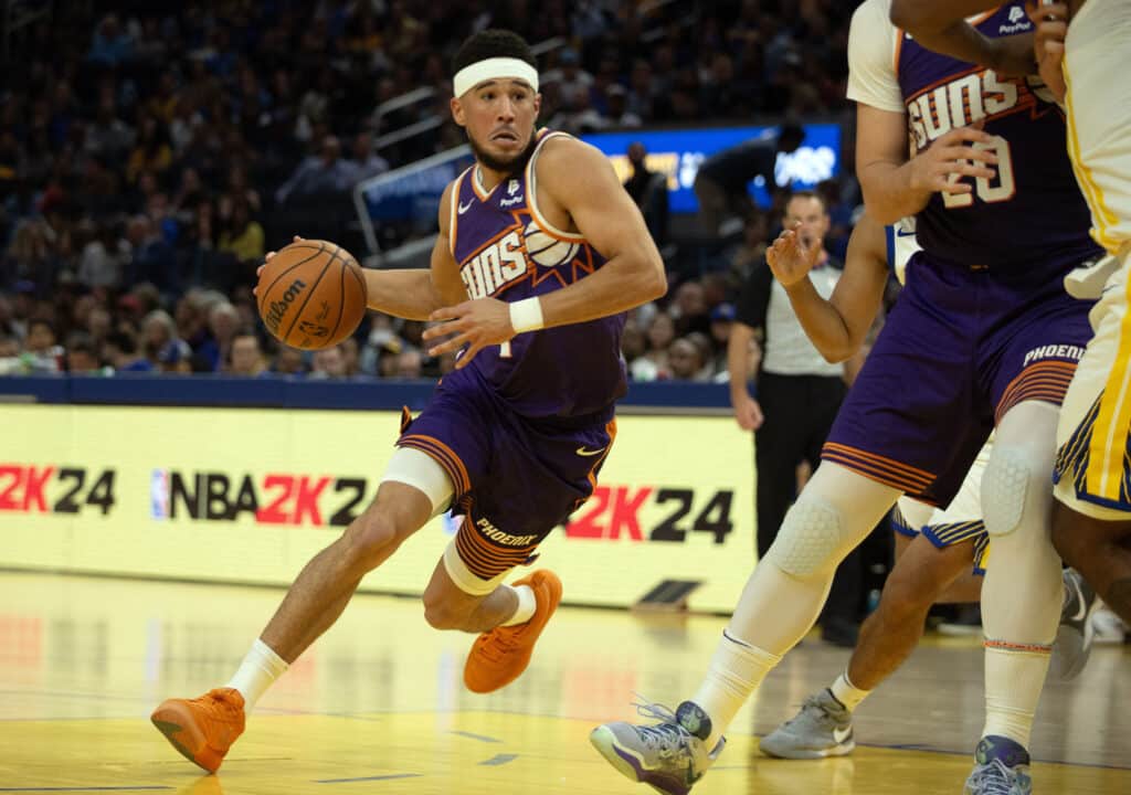 NBA: Devin Booker anota 21 pontos no primeiro tempo e Suns vencem na estreia