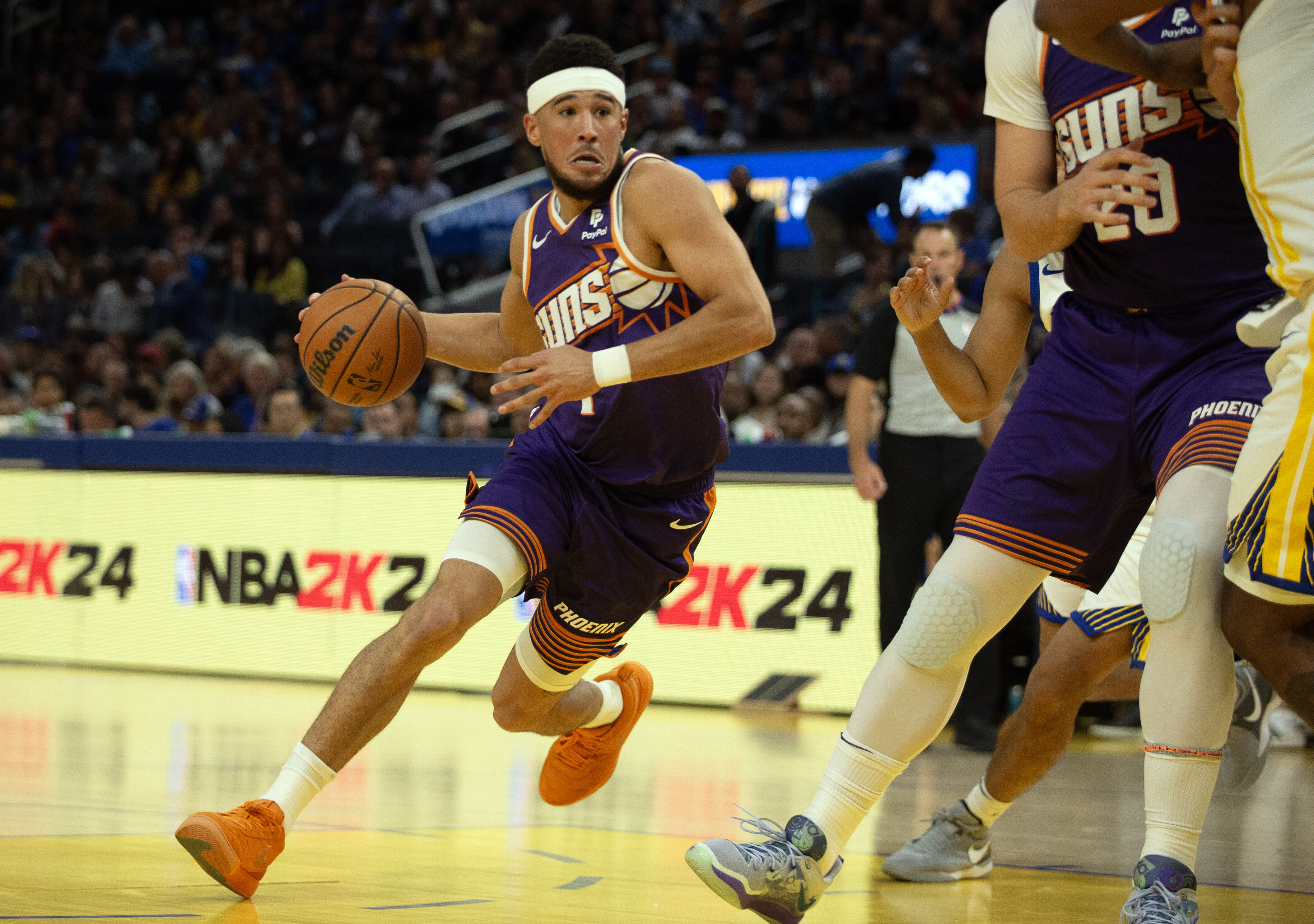 NBA: Devin Booker anota 21 pontos no primeiro tempo e Suns vencem na estreia