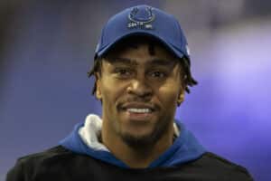 NFL: Jonathan Taylor renova com os Colts e entra para lista de jogadores mais bem pagos