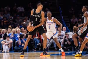 NBA: Wembanyama e Spurs estream com derrota para OKC com show de Chet Holmgren