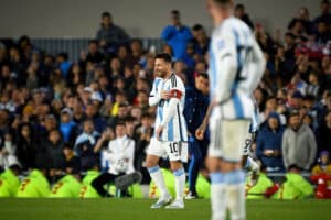 ‘Nem sei quem é’: Messi responde jogador paraguaio após polêmica cusparada