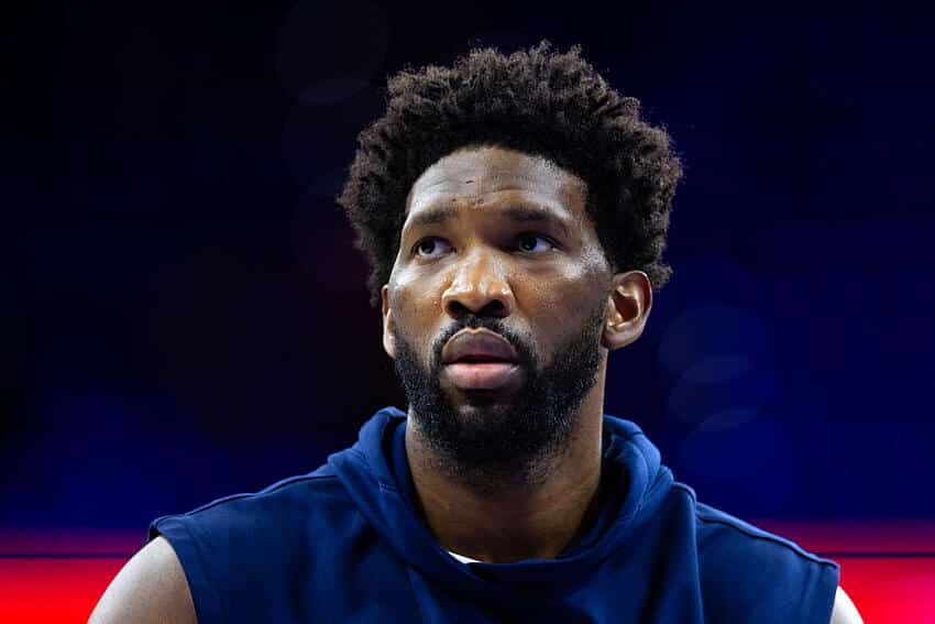 NBA multa Embiid em R$ 176 mil por comemoração polêmica