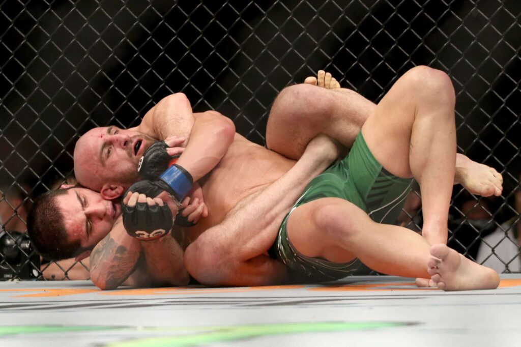 Makhachev dominou Volkanovski na luta agarrada no UFC 284. Agora, os dois se reencontram no UFC 294 (Foto: Icon Sport)