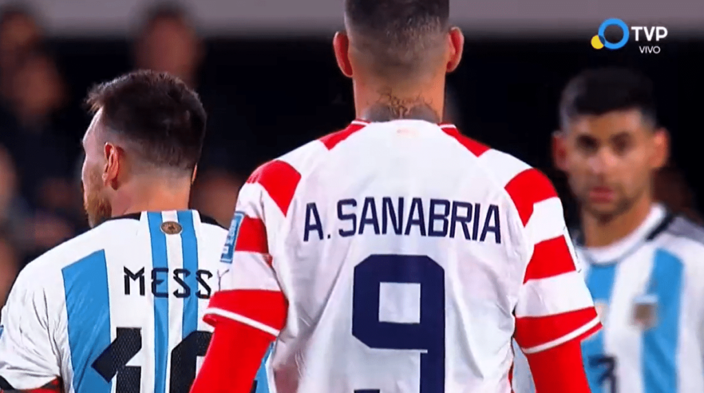 Cuspiu em Messi? Atacante paraguaio Sanabria se defende após acusações