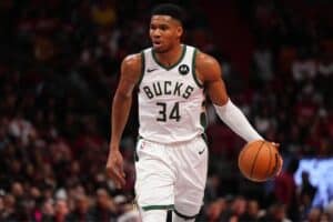 Giannis Antetokounmpo em ação pelo Bucks na NBA