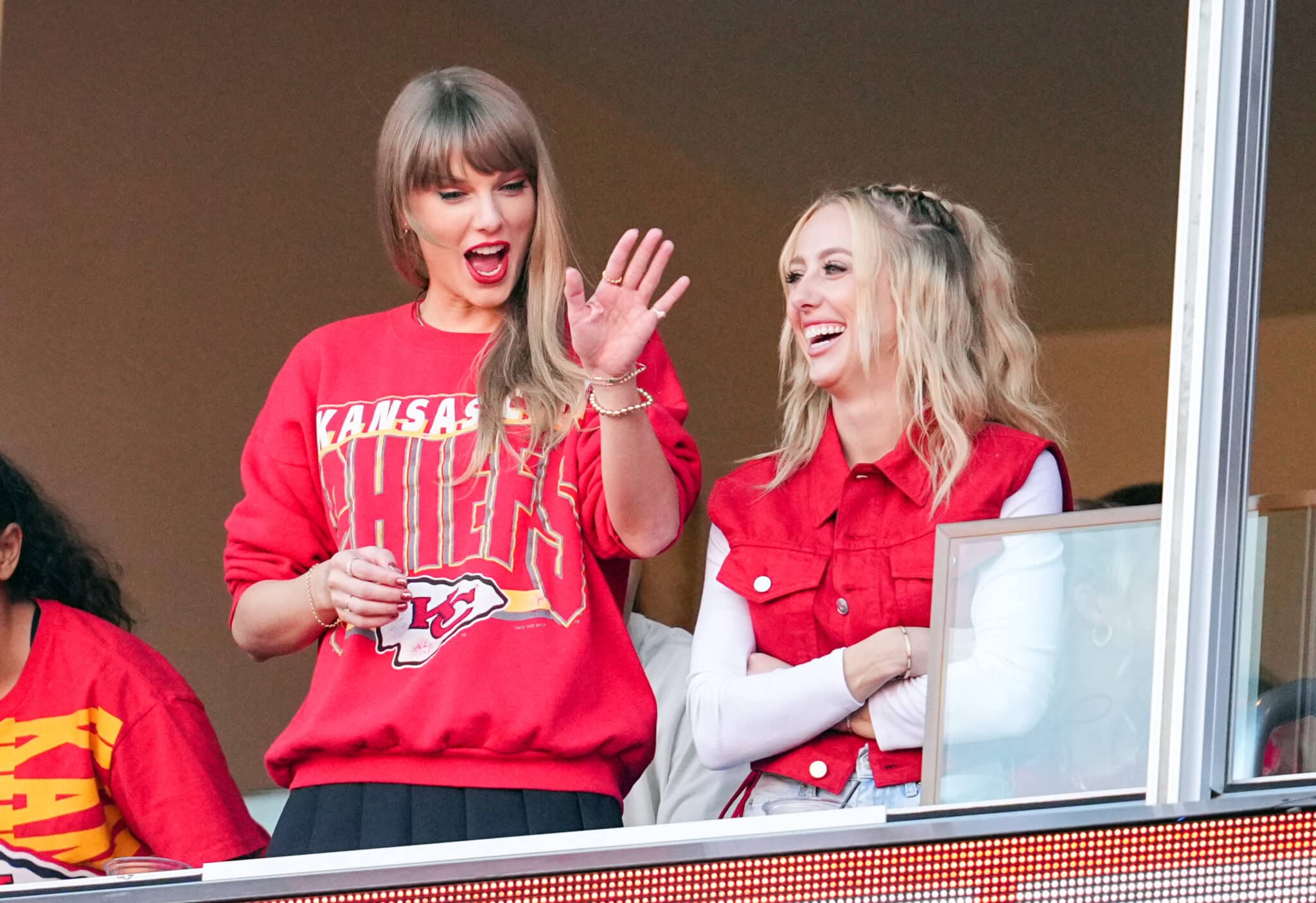 À vontade! Taylor Swift curte noite ao lado de namoradas de jogadores da NFL