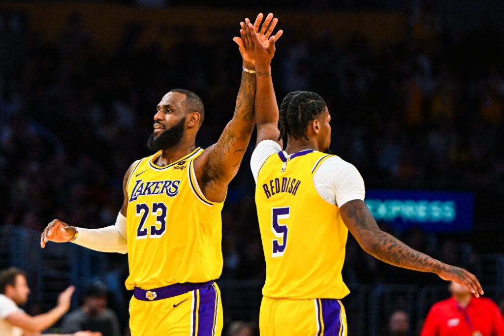 NBA: LeBron redime jogada desastrosa com Cam Reddish e manda recado afiado