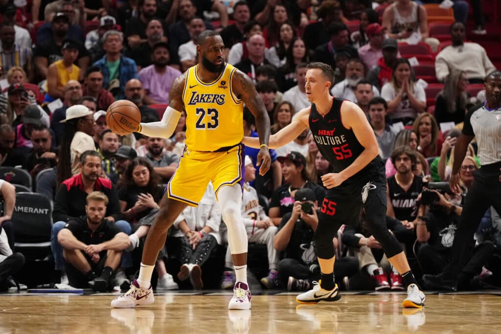 Lakers batem de frente com NBA e contestam arbitragem na derrota para o Heat