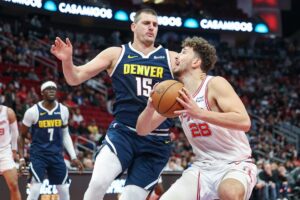 Copa NBA: Nikola Jokic joga ‘sozinho’, e Rockets eliminam Nuggets