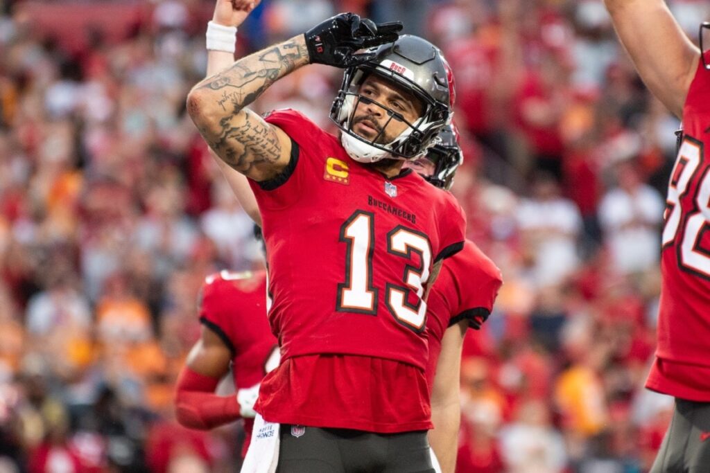 NFL: Buccaneers vencem Jaguars em noite de lesão de Trevor Lawrence