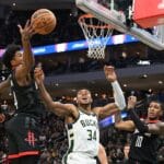 NBA: Giannis quebra recorde e leva bola para casa em total segurança