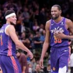 ‘Ele foi incrível’, diz Devin Booker sobre triplo-triplo de Durant