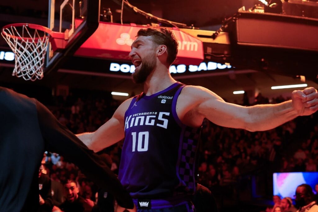 Pivô dos Kings, Domantas Sabonis brilha e iguala marca de Jokic na NBA