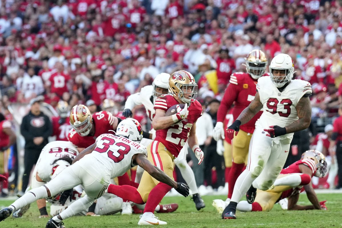 NFL: McCaffrey brilha e 49ers vencem Cardinals