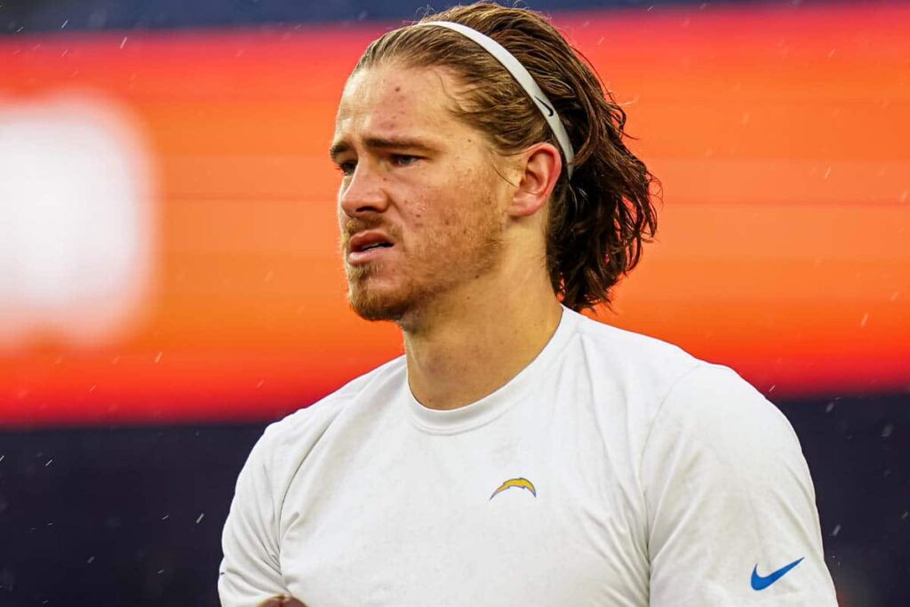 NFL: Justin Herbert sofre lesão e está fora da temporada