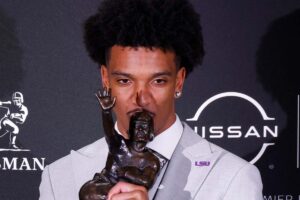 NFL: Quem é Jayden Daniels, vencedor do Troféu Heisman 2023