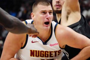 NBA: Em ‘duelo de gigantes’, Jokic é superado e Rockets vencem