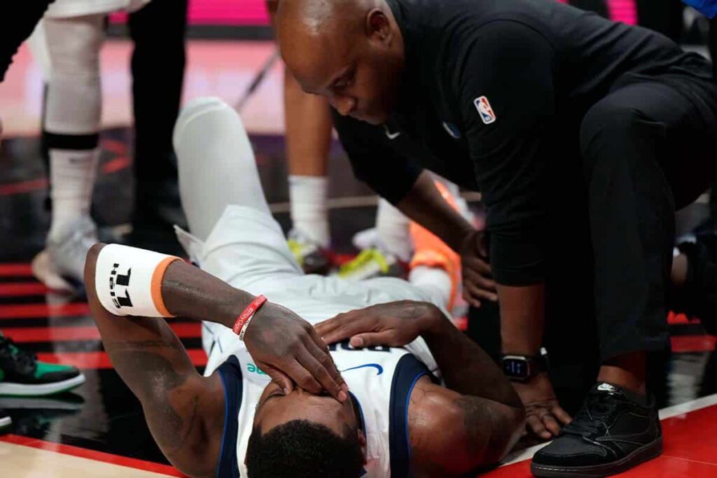 NBA: Kyrie Irving ‘quase’ sai de cadeira de rodas, mas Mavericks vencem os Blazers