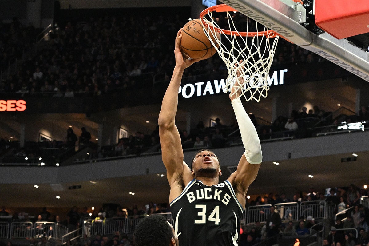 NBA: Ainda sem novo técnico, Bucks depenam Pelicans
