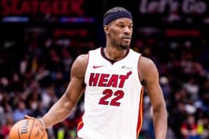 Jimmy Butler debocha de suspensão da NBA ao assistir vitória do Heat
