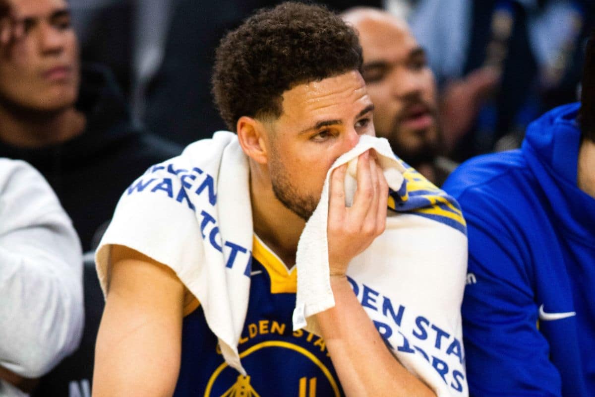 NBA: mesmo no banco, Klay Thompson se recusa a sair dos Warriors