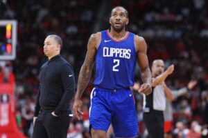 NBA: Kawhi Leonard lesiona e deixa arena antes do intervalo em derrota dos Clippers
