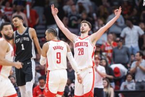 NBA: Rockets vencem duelo do Texas com show de pivô turco