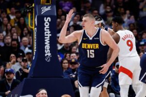 NBA: Em disputa entre irmãos, Jokic entra para história na remontada dos Nuggets sobre os Raptors