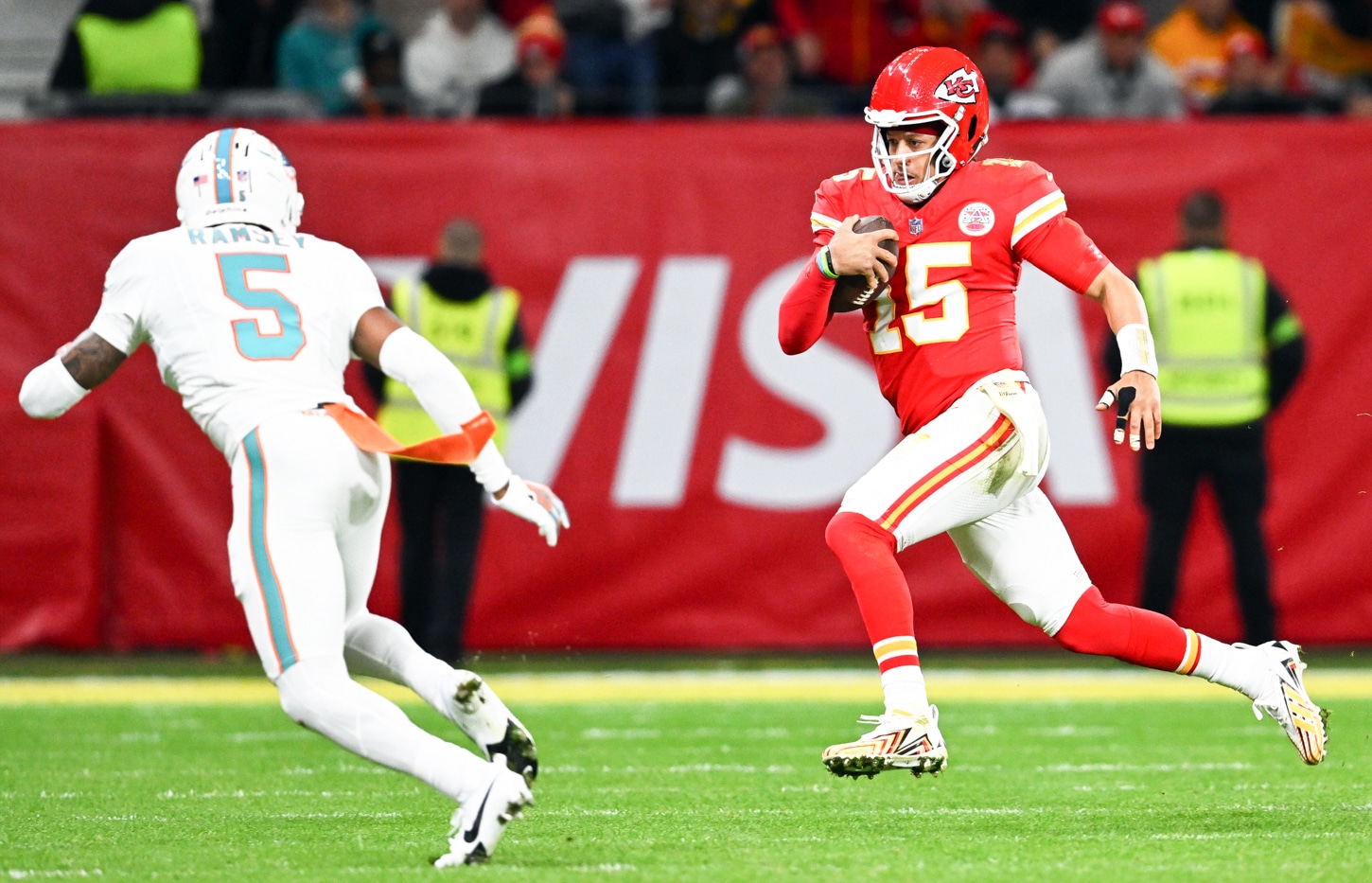 NFL: Jogador dos Dolphins visita Corinthians em mais um ‘esquenta’ do jogo no Brasil