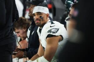 NFL: Quarterback dos Eagles surpreende ao pagar funeral de jovem promessa