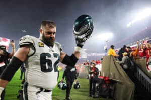 NFL: Jason Kelce anuncia aposentadoria e não joga no Brasil com os Eagles