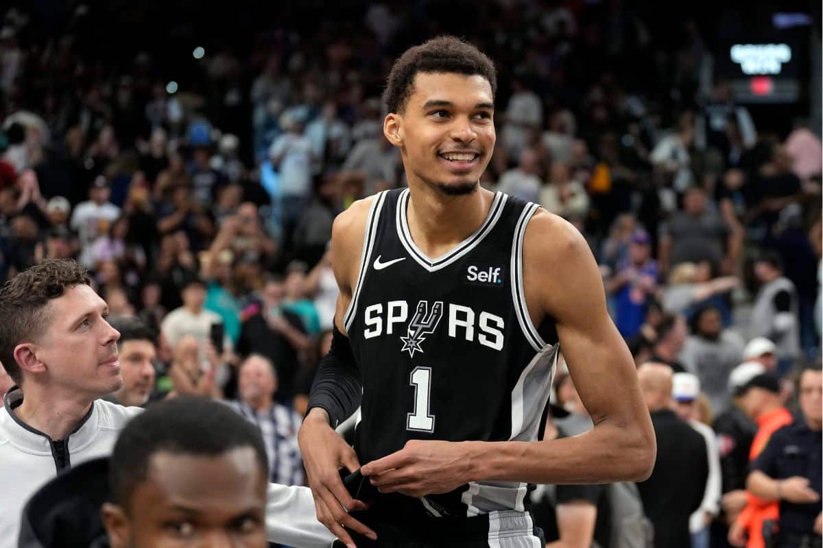 NBA multa Wembanyama em R$ 125,5 mil após atitude inadequada